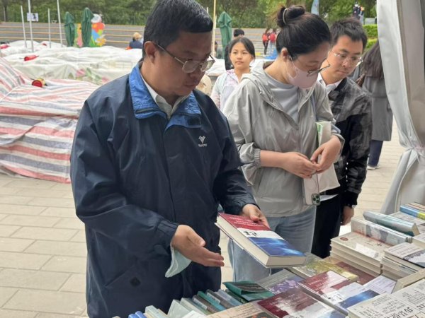 东南配资 影视热播作品带动图书销量，《哪吒》《北上》相关书籍成书市热门