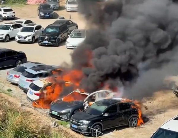 龙坤投资 一阿维塔06起火致8车烧毁，阿维塔发情况说明：电池包电压、温度、气压均正常，相关部门正进一步查验原因